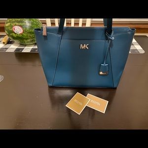 Brand new never used Michael Kors purse.